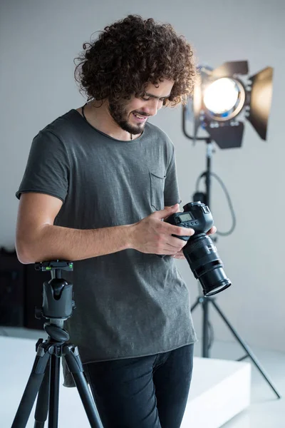 Fotógrafo revisando fotos capturadas — Foto de Stock