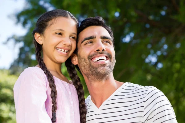 Padre divirtiéndose con su hija en el parque — Foto de Stock