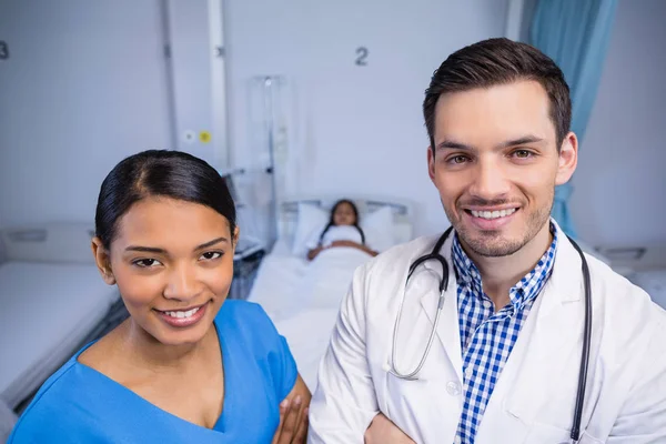 Orvos és nővér állt össze mosolyogva portréja — Stock Fotó