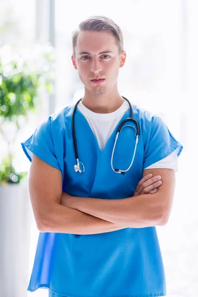 Porträtt av läkare står med armarna korsade — Stockfoto