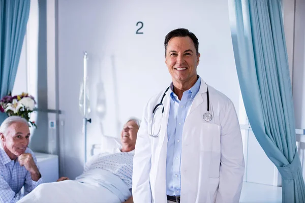 Retrato de médico masculino sorrindo na enfermaria — Fotografia de Stock