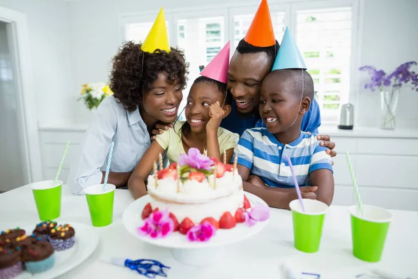 Rodina oslava narozenin doma — Stock fotografie