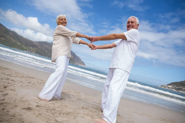 Senior para wspólna zabawa na plaży — Zdjęcie stockowe