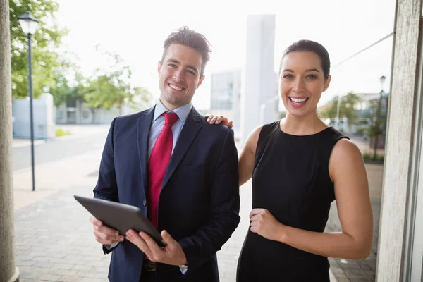 Bedrijfsleiders bespreken over digitale tablet — Stockfoto