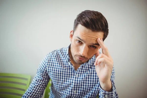 Porträt eines Mannes auf Stuhl im Krankenhausflur — Stockfoto