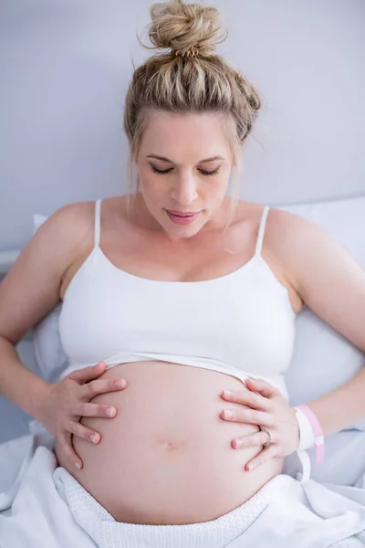 Schwangere entspannt auf Krankenhausbett — Stockfoto