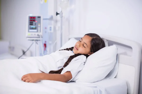 Yatakta uyuyan kız hasta — Stok fotoğraf