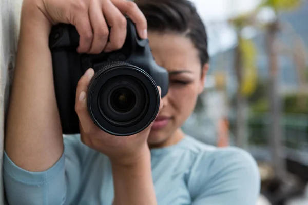 Fotograaf met een digitale camera — Stockfoto