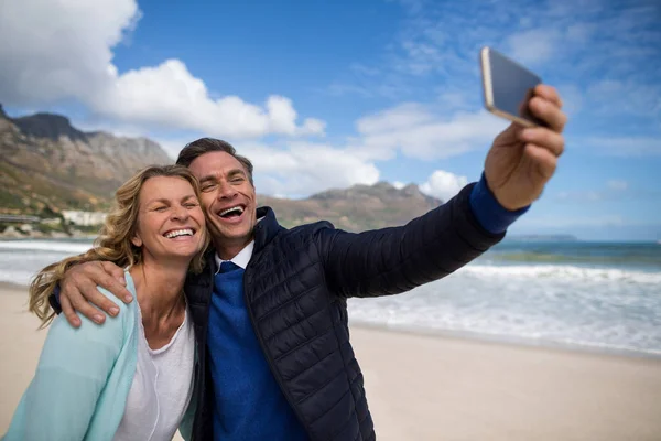 Pareja madura tomando selfie usando teléfono móvil — Foto de Stock