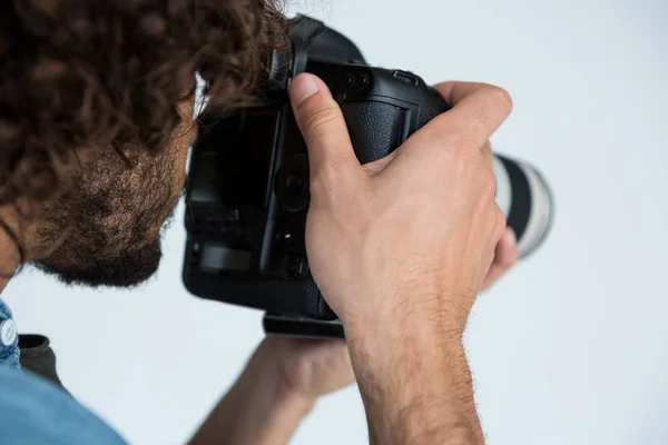 Fotógrafo com câmera digital em estúdio — Fotografia de Stock