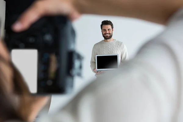 Mannelijk model poseren voor fotoshoot — Stockfoto