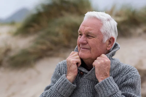 Senior homem de pé na praia — Fotografia de Stock