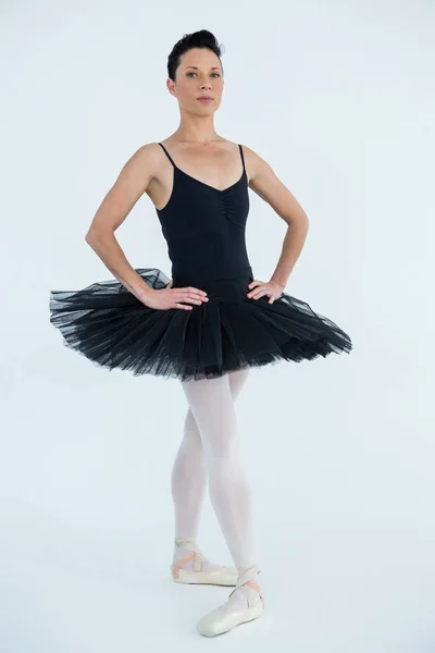 Retrato de bailarina praticando dança de balé — Fotografia de Stock