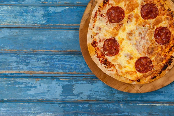 Läcker italiensk pizza serveras på pizza bricka — Stockfoto