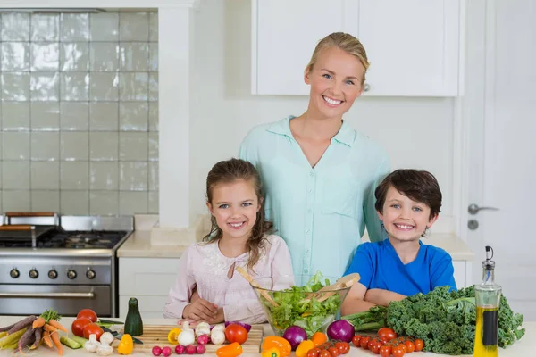 Porträt von Mutter und Kindern, die in der Küche lächeln — Stockfoto