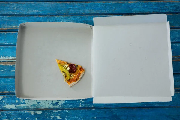 Eine Scheibe italienische Pizza serviert — Stockfoto