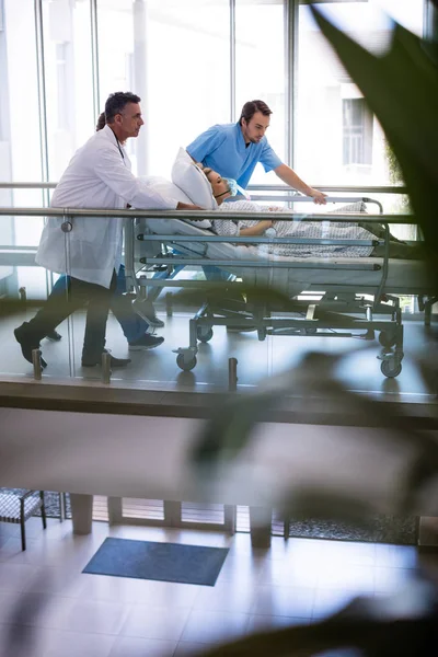 Ärzteteam bringt Schwangere in den Operationssaal — Stockfoto