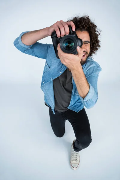 Fotógrafo com câmera digital em estúdio — Fotografia de Stock
