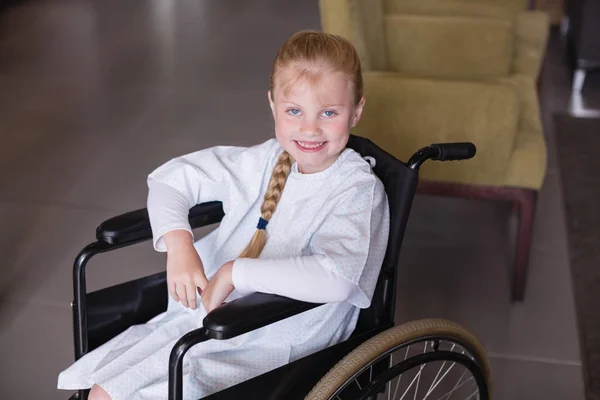 Portrait of smiling girl patient sitting on a wheelchair — Stock Photo, Image