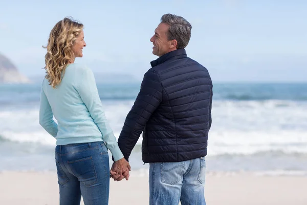 Couple standing with holding hands on the beach — Stock Photo, Image