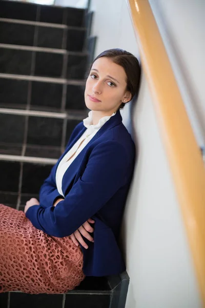 Besorgte Geschäftsfrau sitzt auf Stufen — Stockfoto