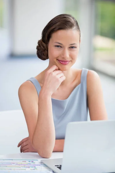 Affärskvinna som sitter med laptop — Stockfoto