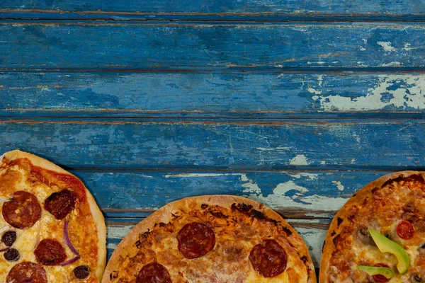 Olika läckra italienska pizza serveras på planka — Stockfoto