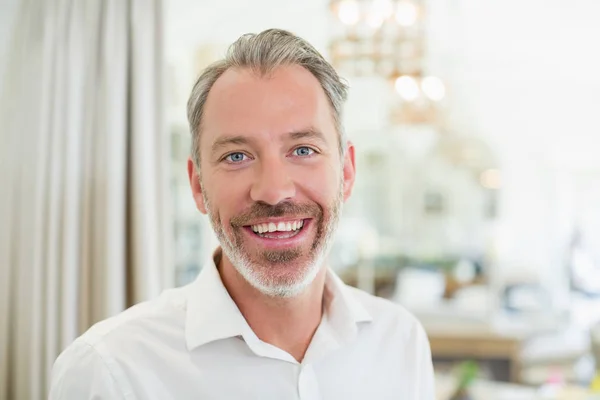 Hombre sonriendo en casa —  Fotos de Stock