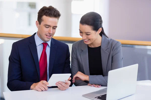 Business executives discussing over digital tablet — Stock Photo, Image