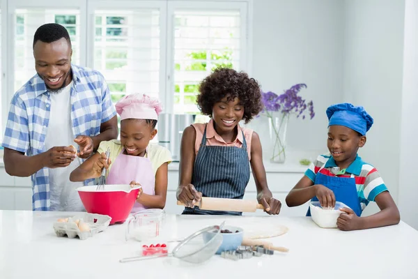 Батьки і діти готують їжу на кухні — стокове фото