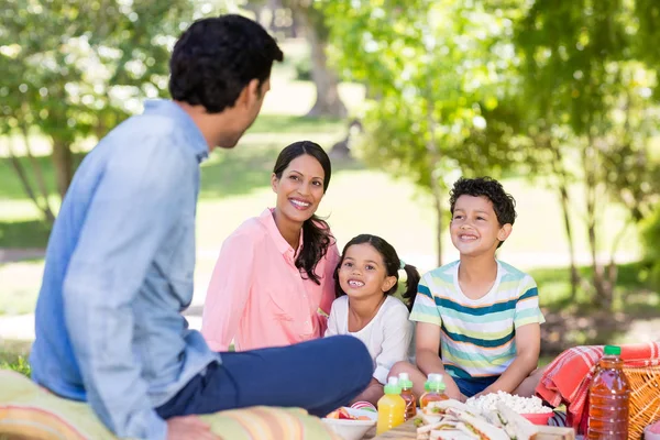 Mutlu aile birlikte parkta zevk — Stok fotoğraf