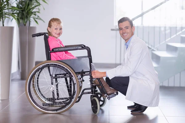 Portrait of smiling doctor and disable girl — Stock Photo, Image