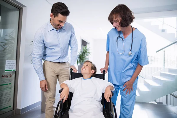 Lachende arts tonen digitale tablet uitschakelen jongen — Stockfoto