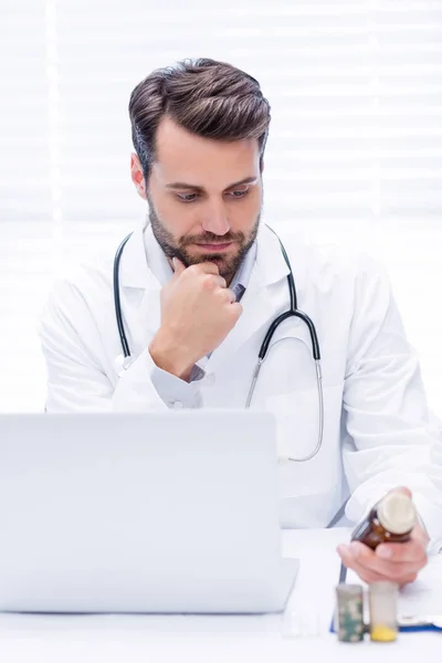 Médico masculino verificando medicina — Fotografia de Stock