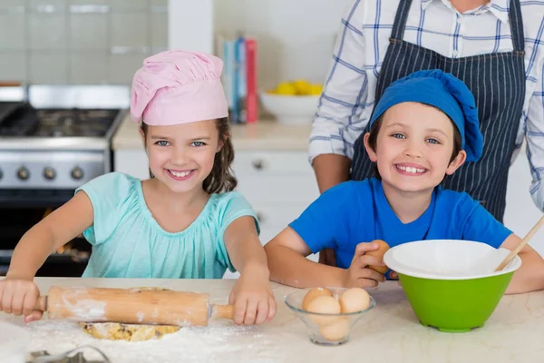 Mère et enfants préparant la nourriture dans la cuisine — Photo