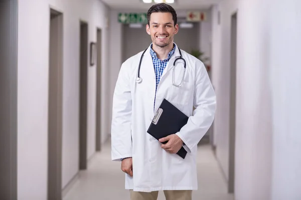 Πορτρέτο του χαμογελώντας γιατρός στέκεται με πρόχειρο — Φωτογραφία Αρχείου