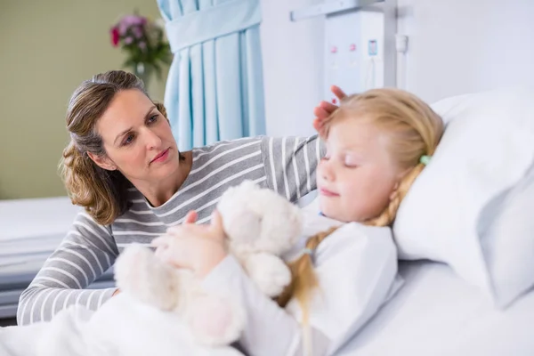 Mãe confortando sua filha — Fotografia de Stock