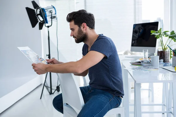 Fotograaf die de foto's kijken — Stockfoto