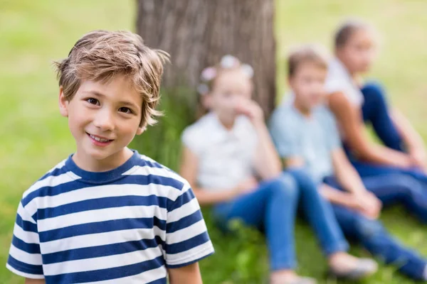 Jongen glimlachend in park — Stockfoto