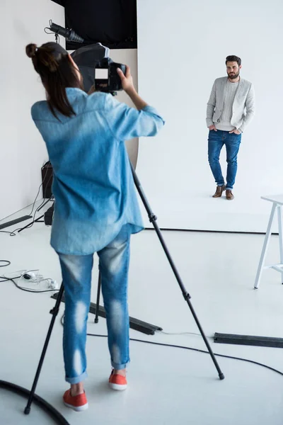 Modelo masculino posando para una sesión de fotos — Foto de Stock