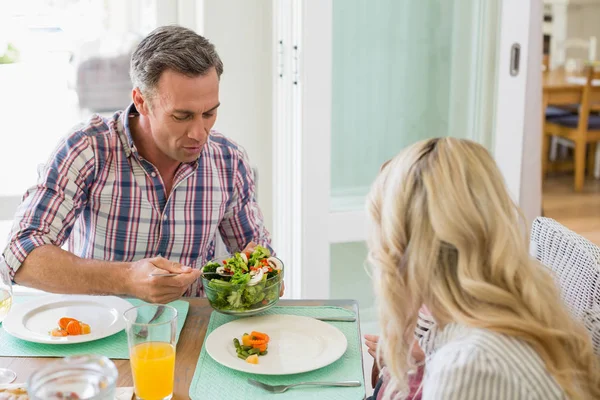 Man serving food to woman on dinning table — Stock Photo, Image