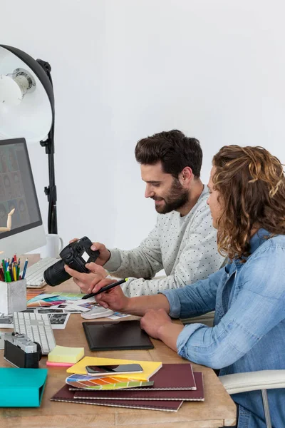 Fotógrafos trabajando juntos en el escritorio — Foto de Stock