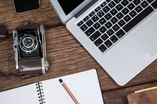 Nahaufnahme von Laptop mit Kamera auf dem Tisch — Stockfoto