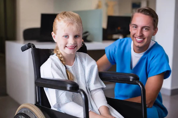 Porträtt av leende läkare och inaktivera tjej — Stockfoto