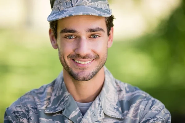 Retrato de soldado sorrindo no parque — Fotografia de Stock