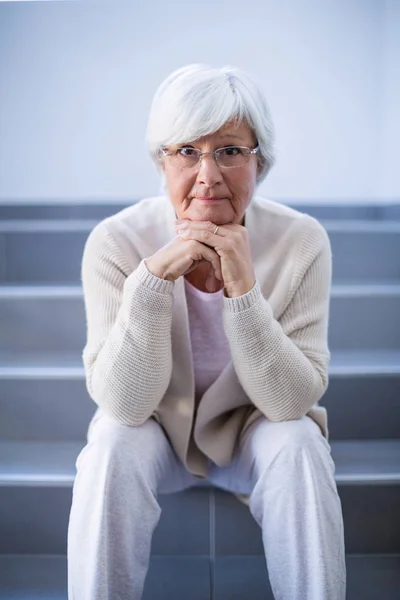 Retrato de la mujer mayor sentada en las escaleras —  Fotos de Stock