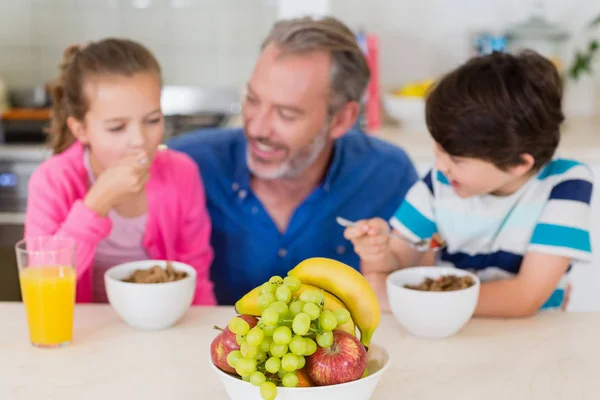 笑顔の父と子供たちのキッチンで朝食を持つ — ストック写真