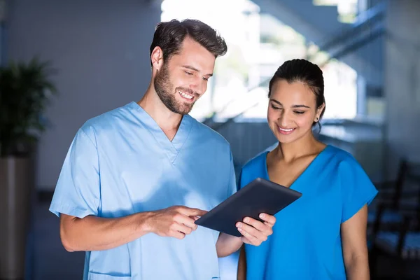 Läkare använder digital tablet — Stockfoto