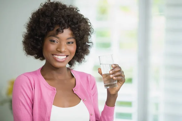 Belle femme ayant un verre d'eau — Photo