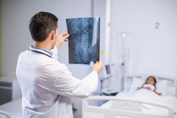 Läkare undersöka röntgenbild av patienten — Stockfoto